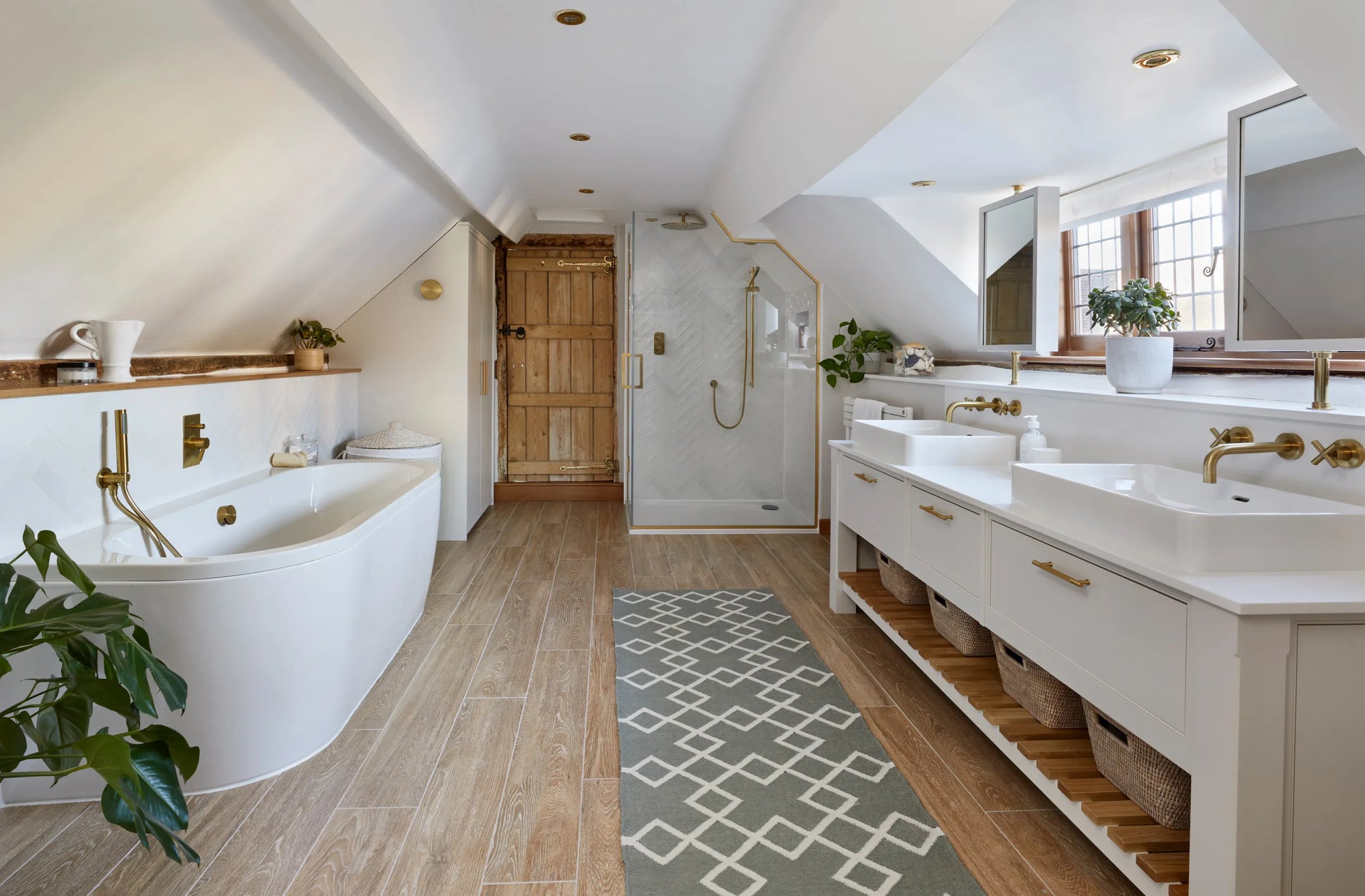 Reflections of Elegance: Choosing the Perfect Luxury Bathroom Mirror for a Sophisticated Space