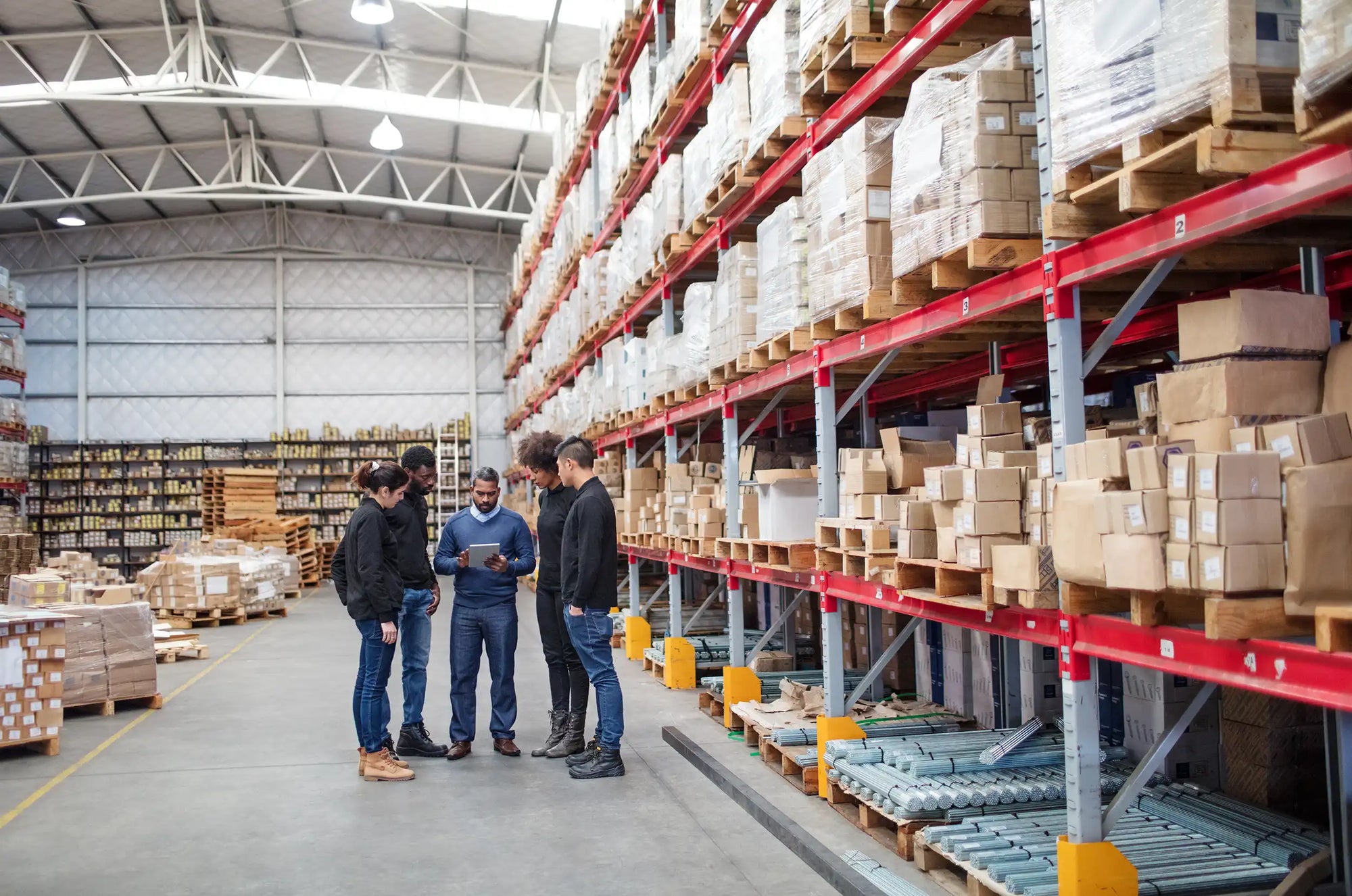 Warehouse staff conduct a quality check and logistics briefing to ensure timely and damage-free delivery of sliding shower doors glass frameless. | ACE DECOR