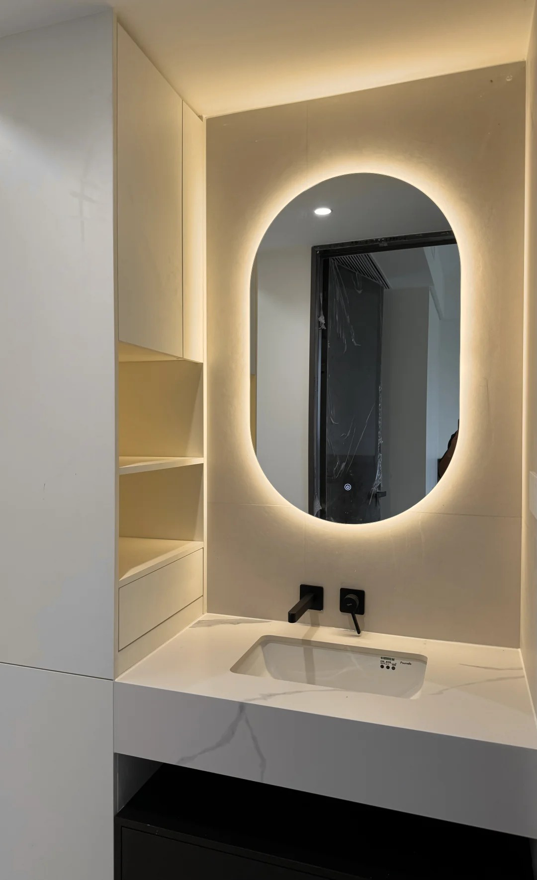 Transform Your Small Bathroom with a Large Bathroom Mirror: A Space and Light Changer