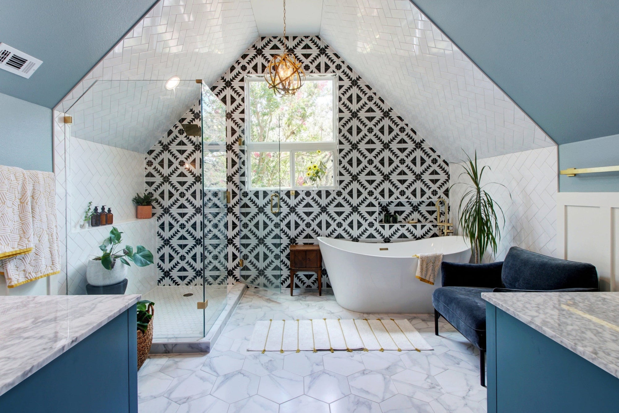 How a Shower Enclosure with Base Transforms Compact Bathrooms