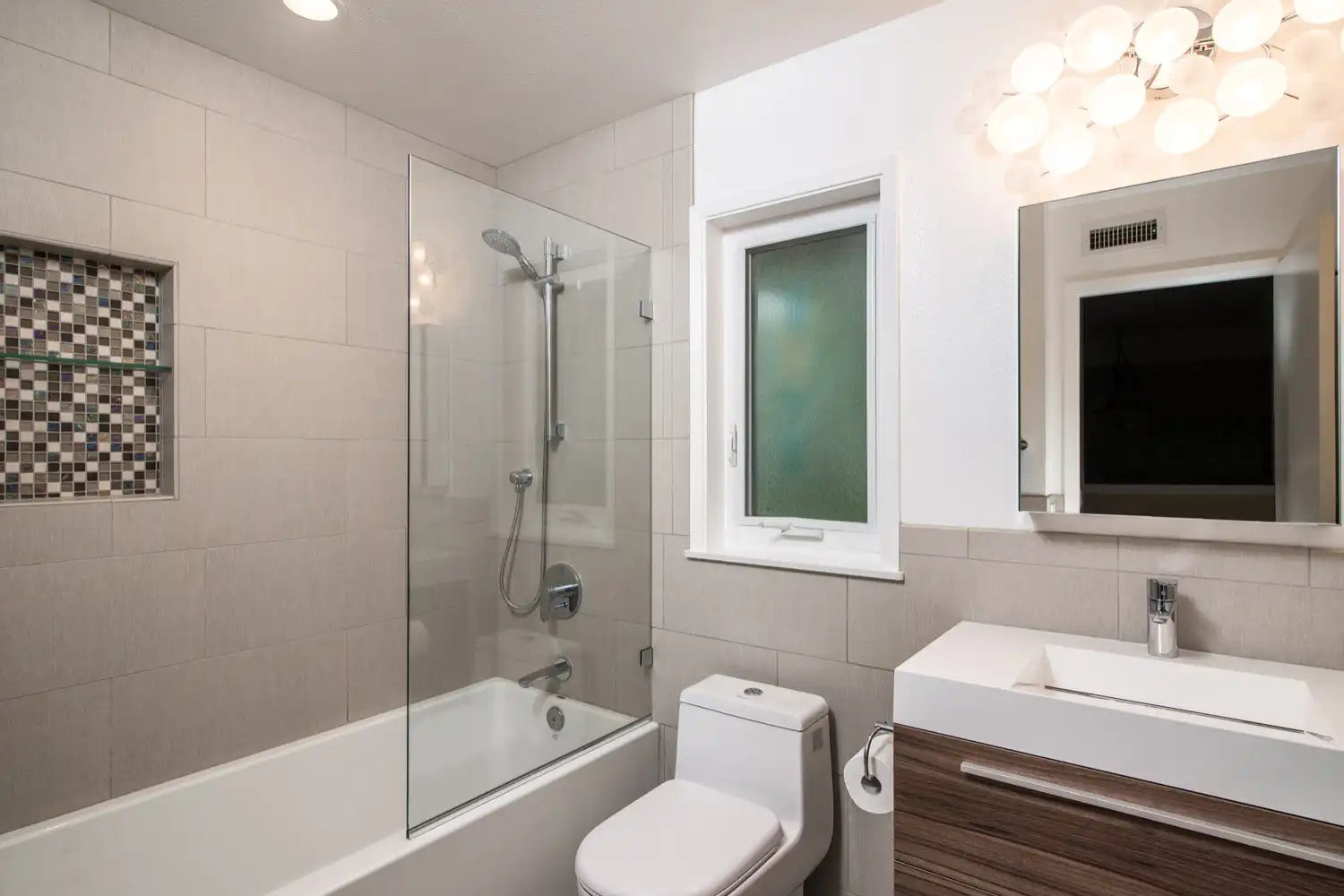 Glass Bathtub Doors That Actually Make Sense for Everyday Homes