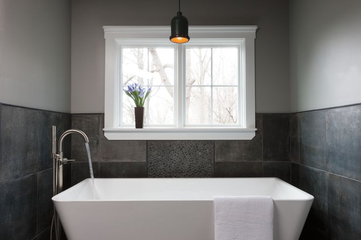 Stylish freestanding tub filler faucet with single knob bathtub faucet design, perfect for contemporary bathrooms.