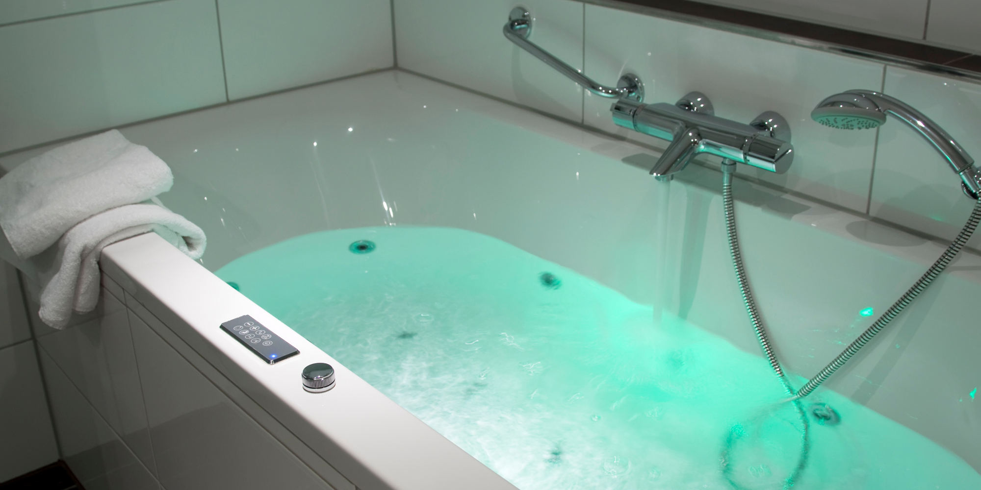 Bathtub Replacement Options: Best Smart Tubs Worth Investing In